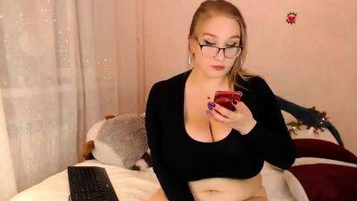 Hot curvy webcam MILF porn video on tubemilf.net